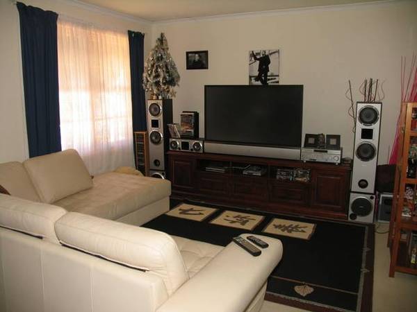 2 Storey Trendy Townhouse! Picture 2