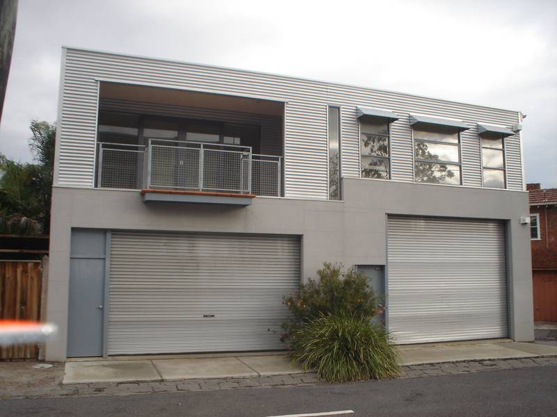 Superb studio apartment above garages suitable for professional home office. Picture 1