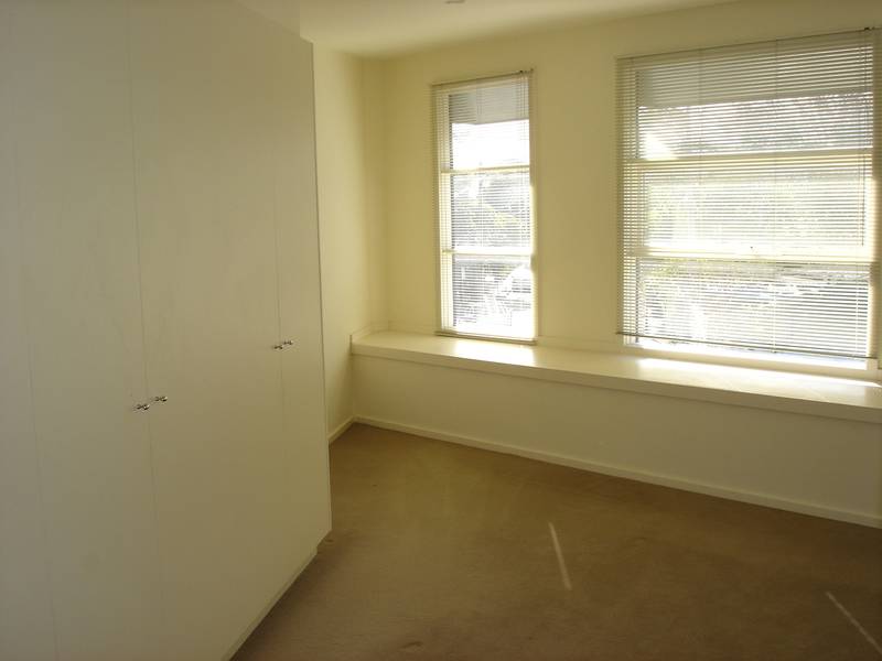 Superb studio apartment above garages suitable for professional home office. Picture 3