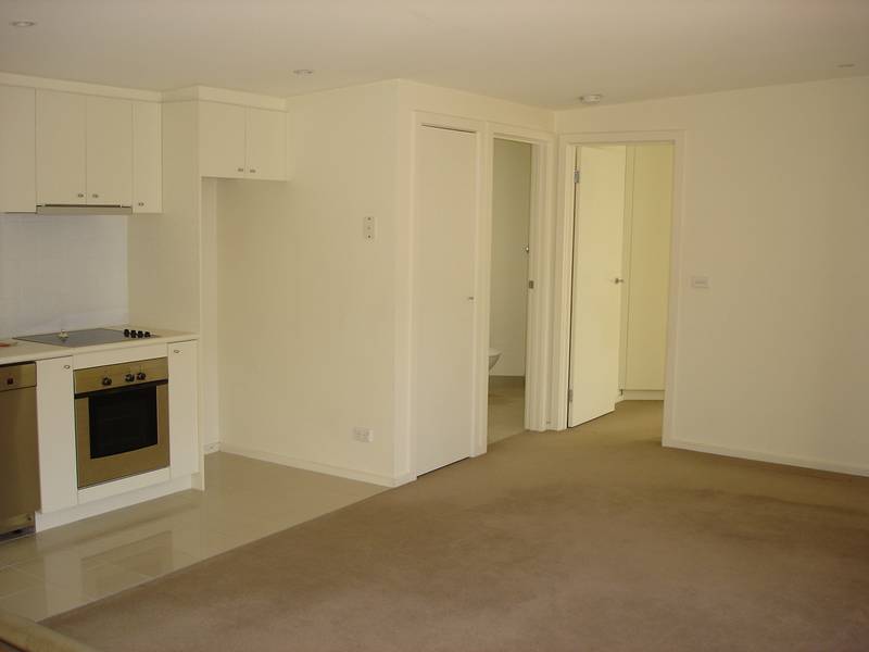 Superb studio apartment above garages suitable for professional home office. Picture 2