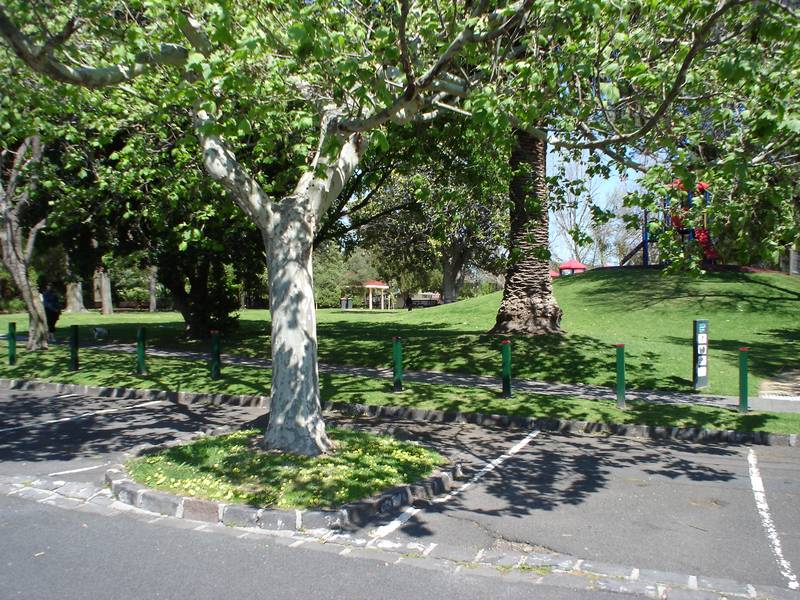 Newly renovated ground floor two bedroom apartment in immaculate block with brand new kitchen Picture 3