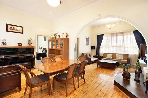 Stylish, Low Maintenance Edwardian Picture Stylish, Low Maintenance Edwardian Picture