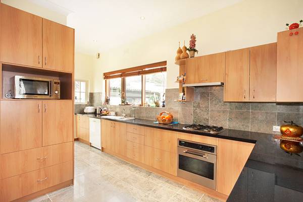 Stylish, Low Maintenance Edwardian Picture Stylish, Low Maintenance Edwardian Picture