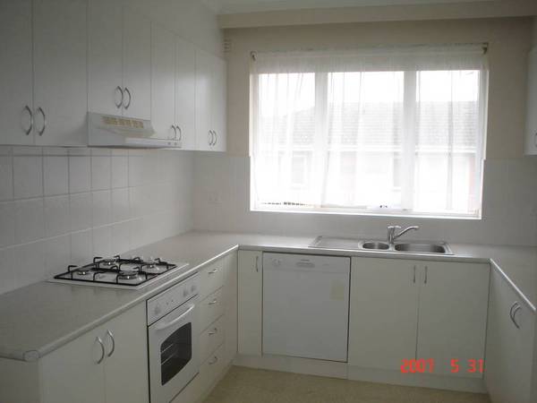 Extra large renovated 1st floor 2br apartment Picture 2