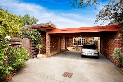 Single level convenience, in a top residential location. Picture