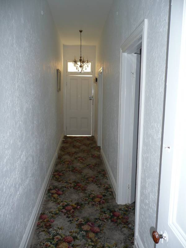 Cute and cosy older style three bedroom house in quiet court location! Picture 2