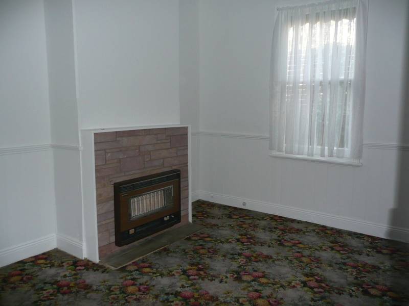 Cute and cosy older style three bedroom house in quiet court location! Picture 3