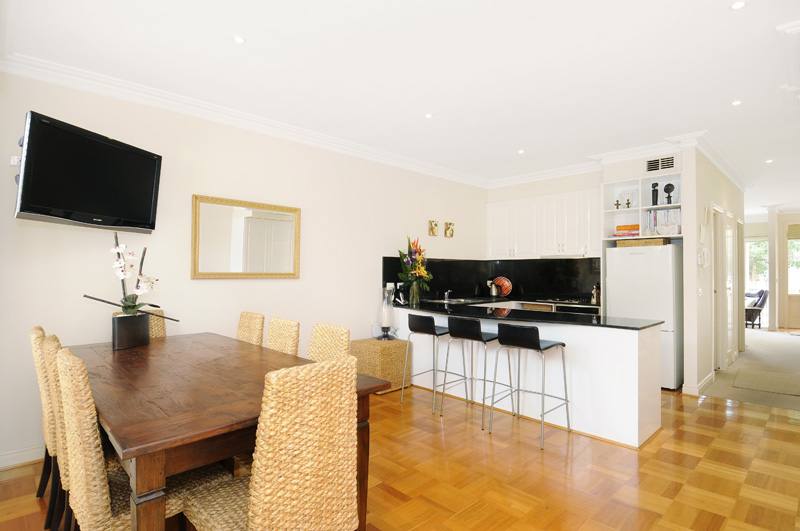 A beautiful spacious townhouse in secure mews setting. Picture 2