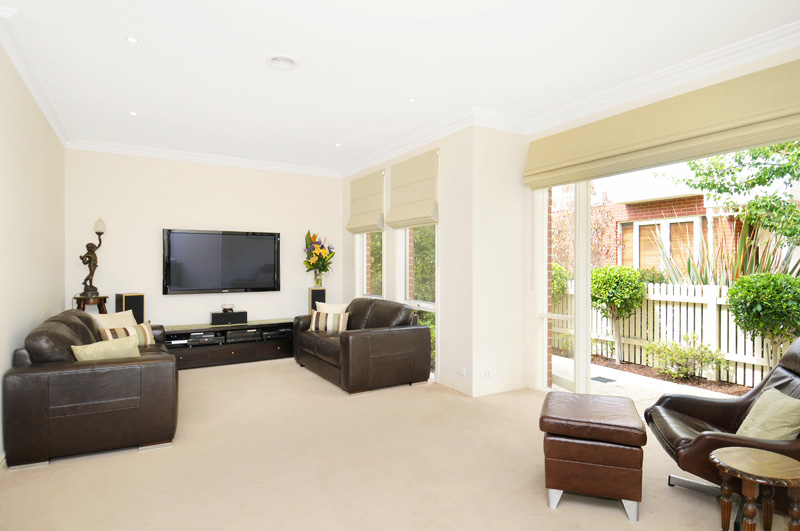 A beautiful spacious townhouse in secure mews setting. Picture 3