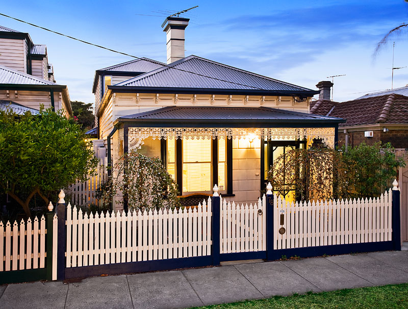 Live a contemporary life in this oversized Victorian. Picture 1