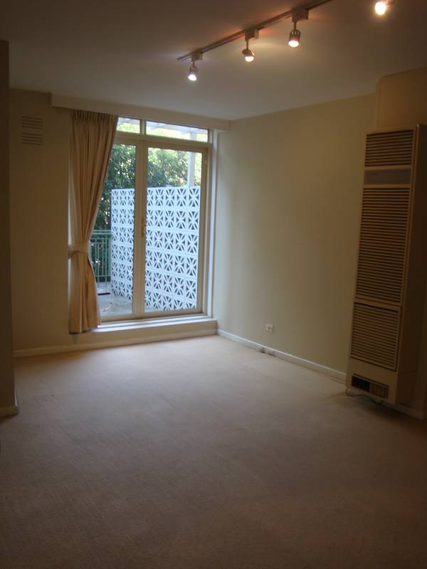 Large ground floor two bedroom apartment with two large entertainment terraces. Picture