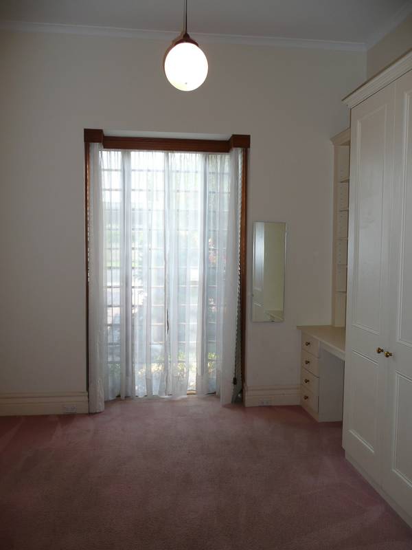 Large 3-4 bedroom family home conveniently located to Gardenvale shops and transport! Picture