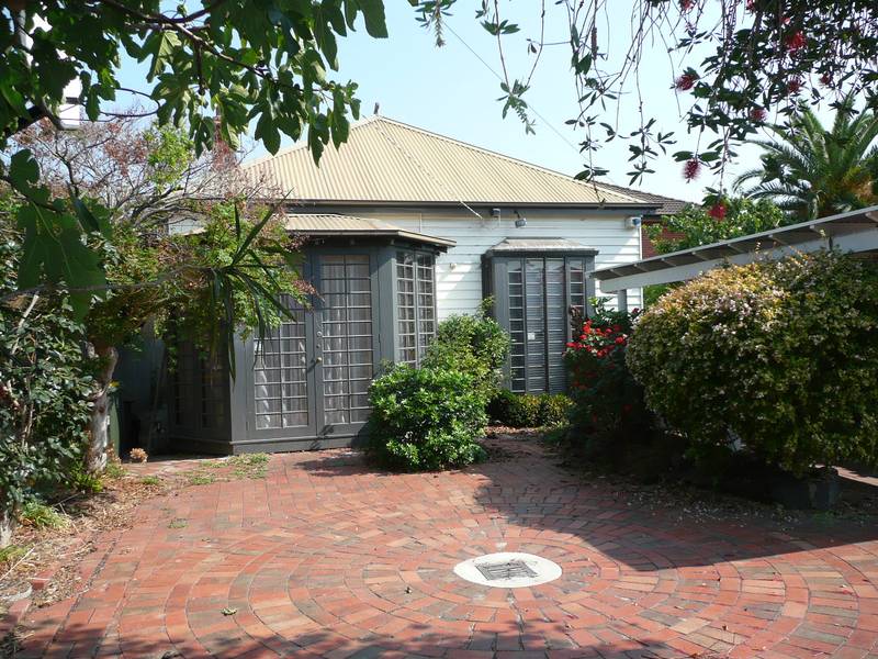 Large 3-4 bedroom family home conveniently located to Gardenvale shops and transport! Picture