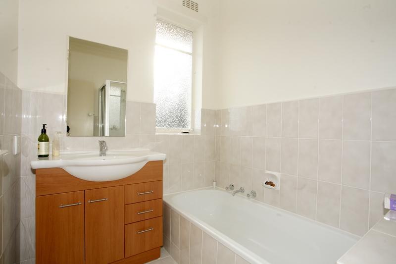 IRRESISTIBLE 2BR APARTMENT CLOSE TO SHOPS & TRANSPORT Picture