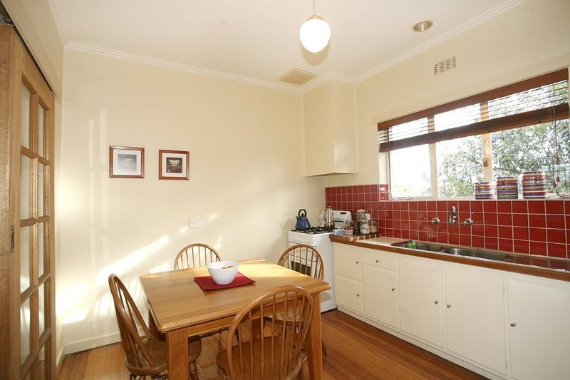 IRRESISTIBLE 2BR APARTMENT CLOSE TO SHOPS & TRANSPORT Picture