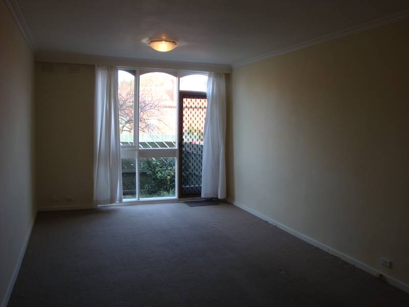 Refurbished two bedroom apartment in excellent location. Picture 3
