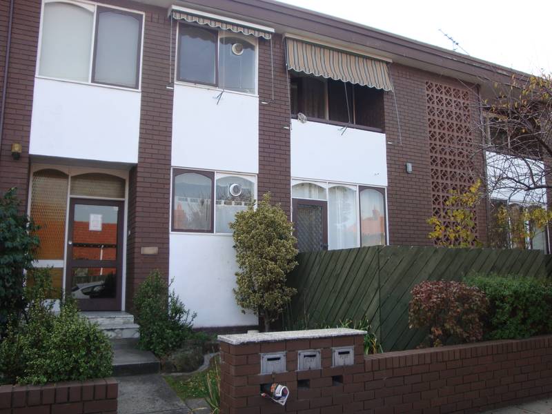 Refurbished two bedroom apartment in excellent location. Picture 1