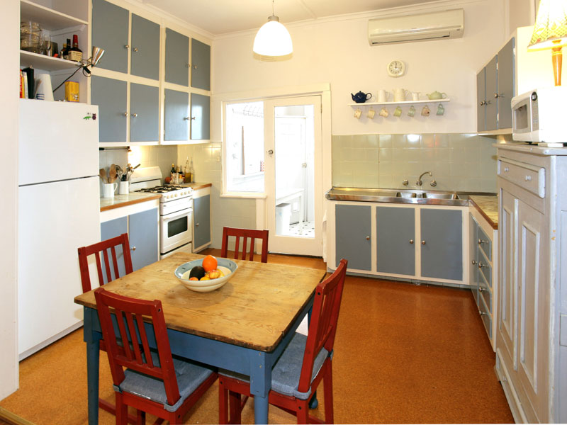 Stunning renovated Art Deco first floor apartment in beautiful tree-lined street. Picture 2