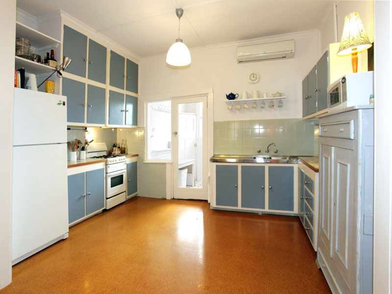 Stunning renovated Art Deco first floor apartment in beautiful tree-lined street. Picture 3