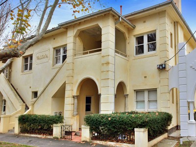 Stunning renovated Art Deco first floor apartment in beautiful tree-lined street. Picture