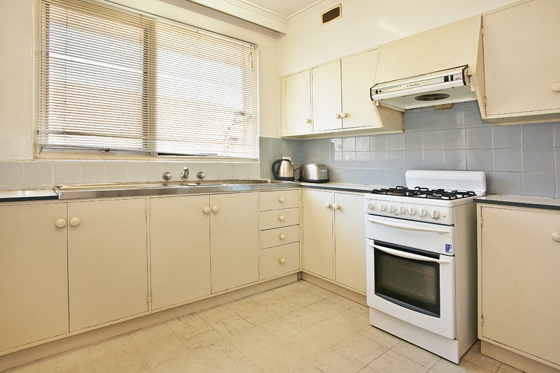 Wow!
A big sunny first floor flat with a lock up garage Picture 3