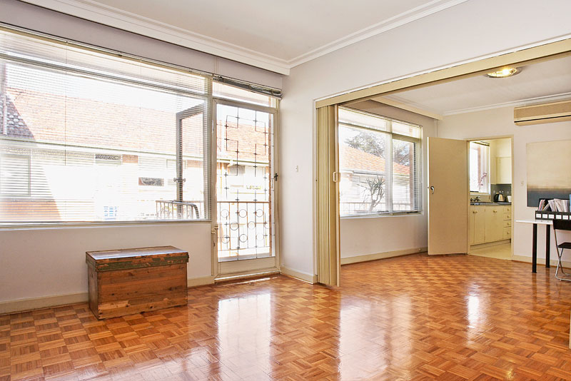 Wow!
A big sunny first floor flat with a lock up garage Picture 2