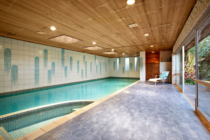 The grace of the 1930's period and the glamour of the 70's era . . . Picture 2