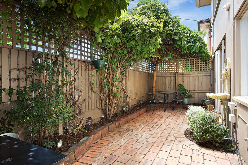 Not 1, but 2 Courtyards Picture 3