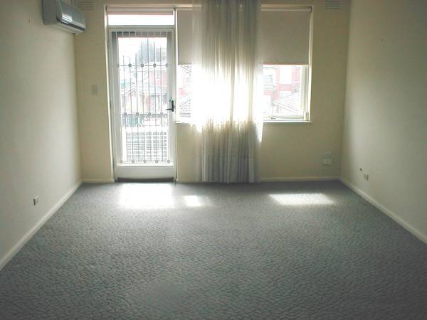 Top floor 2 brm apart opposite Hopetoun Gardens. Picture 3