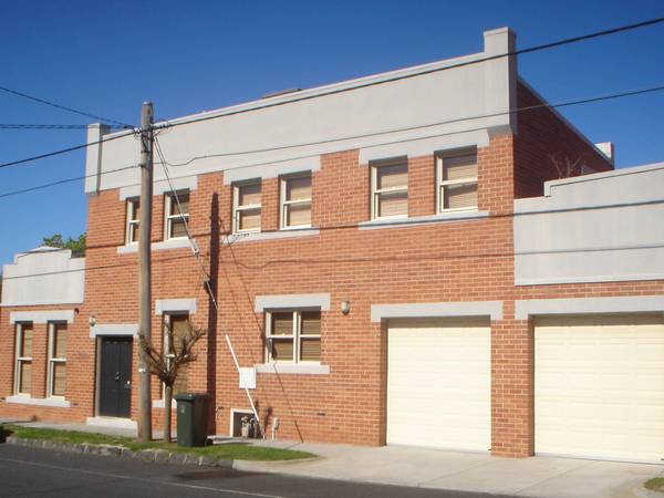 Spacious and bright 3br townhouse Picture 1