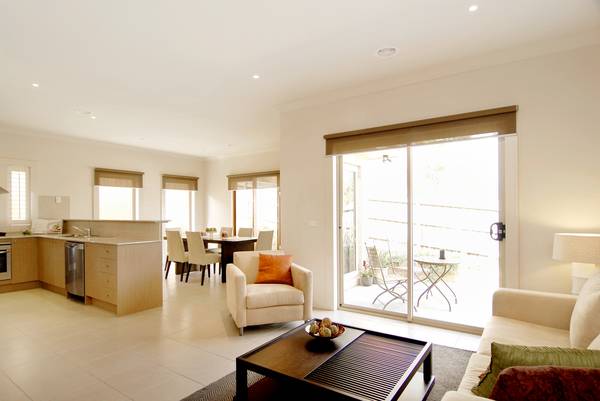 STYLISH SINGLE LEVEL TOWNHOUSE Picture 2