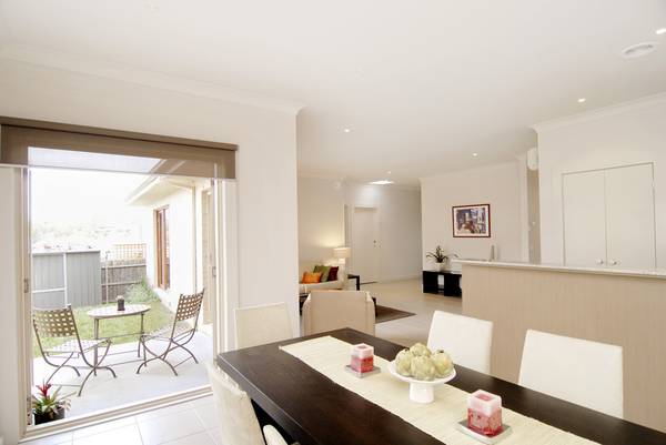 STYLISH SINGLE LEVEL TOWNHOUSE Picture 3