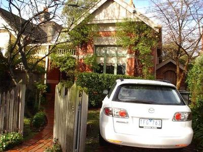 Spacious 4br family home Picture
