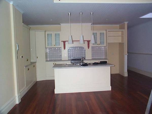Spacious 4br family home Picture 3