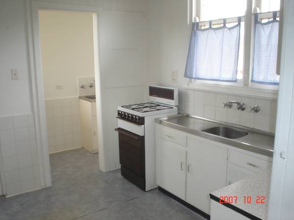 Light two bedroom apartment in pretty tree lined street. Picture 2