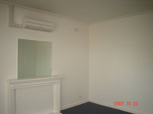 Light two bedroom apartment in pretty tree lined street. Picture 3
