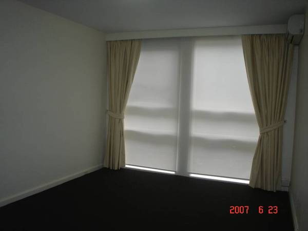Light & bright ground floor 2 bedroom apart set at rear of block. Picture 2