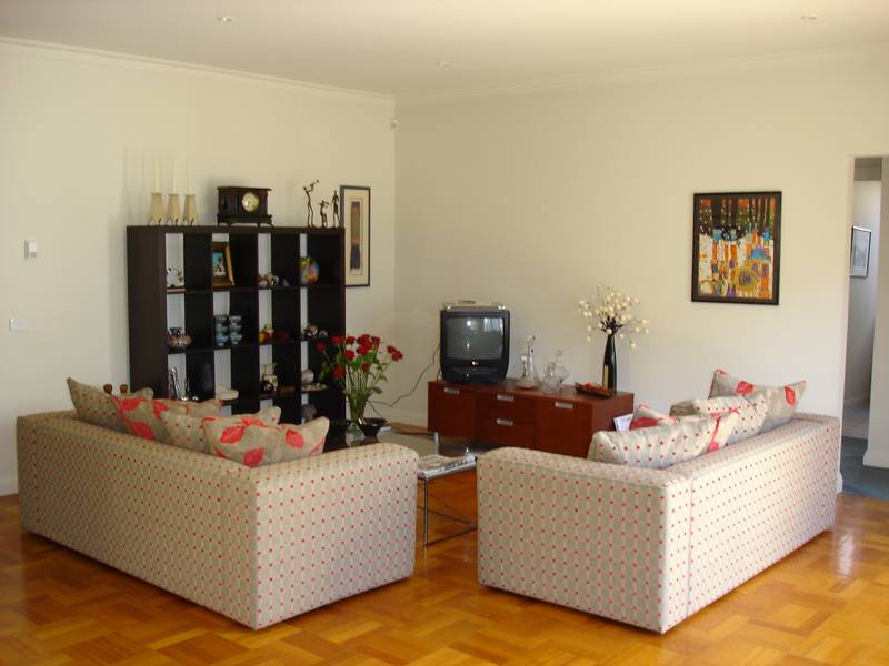 Luxury townhouse living within walking distance to Shops and Transport! Picture 3