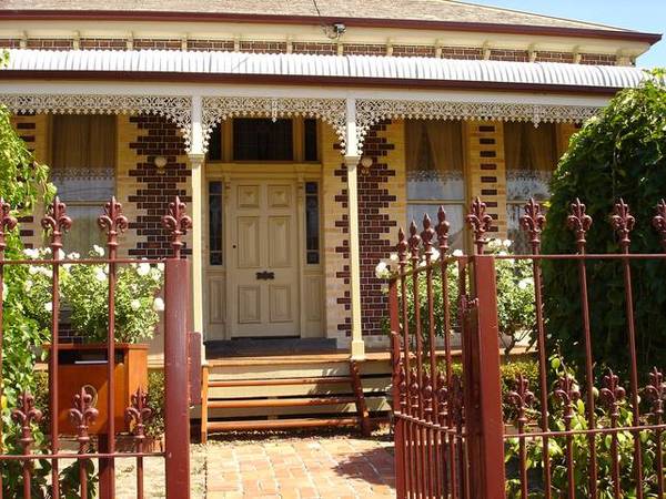Beautifully presented Victorian home in the heart of Elsternwick! Picture 1