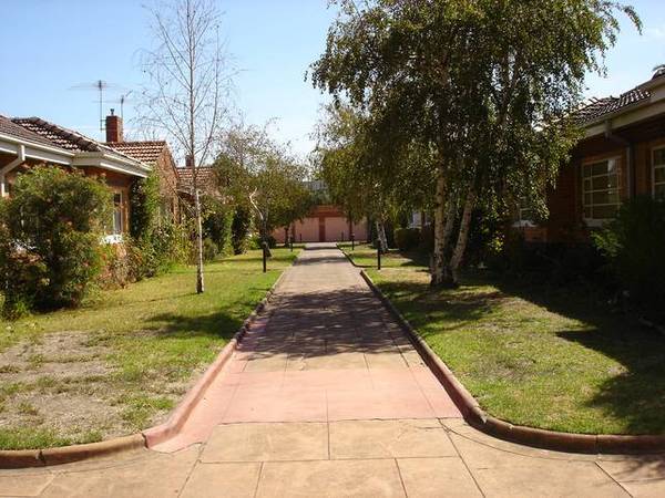 Beautifully presented villa unit in quaint block close to beach and Elwood village. Picture 2