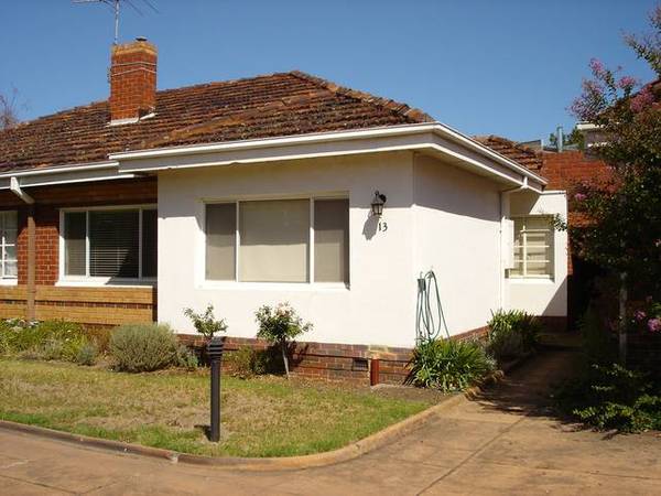 Beautifully presented villa unit in quaint block close to beach and Elwood village. Picture 3