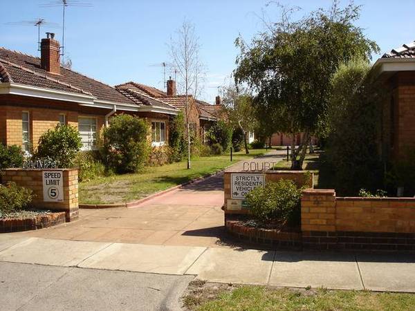 Beautifully presented villa unit in quaint block close to beach and Elwood village. Picture 1