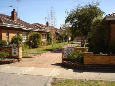 Beautifully presented villa unit in quaint block close to beach and Elwood village. Picture