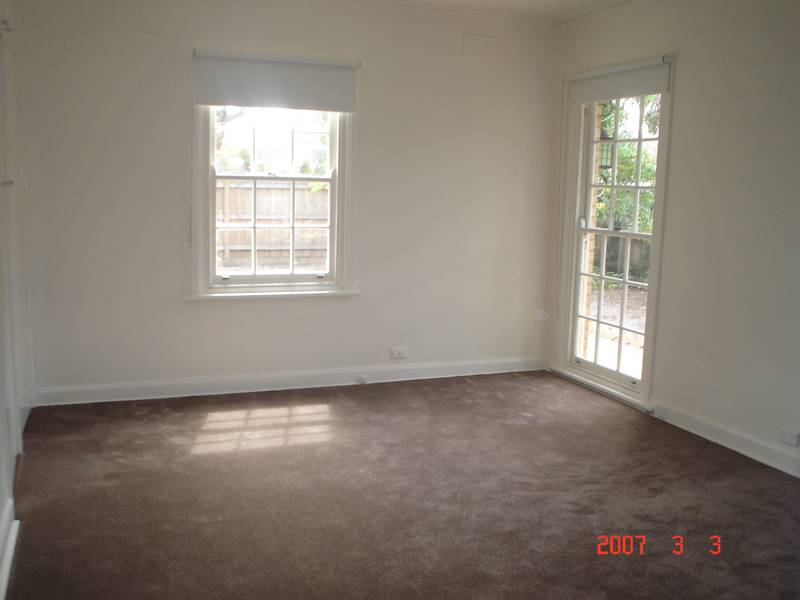 Large three bedroom house + study/sunroom surrounded by space. Picture 3