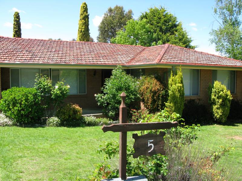 IDEAL FAMILY HOME Picture 1