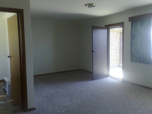 CLOSE TO TOWN Picture 2