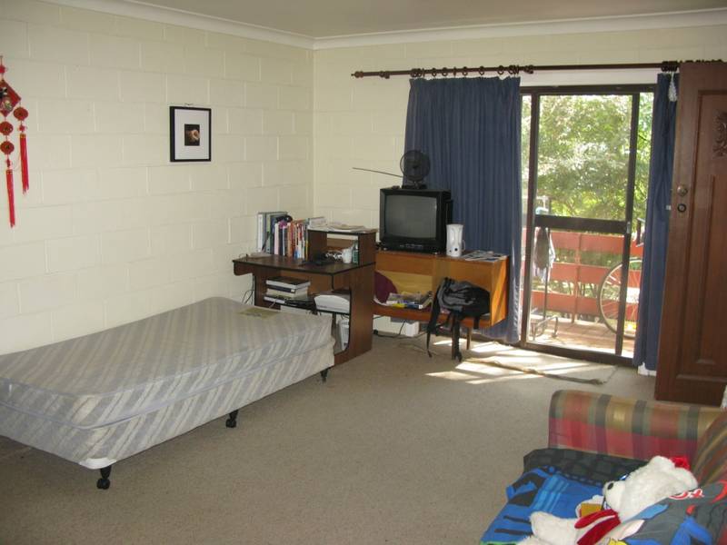 CLOSE TO UNE Picture 2