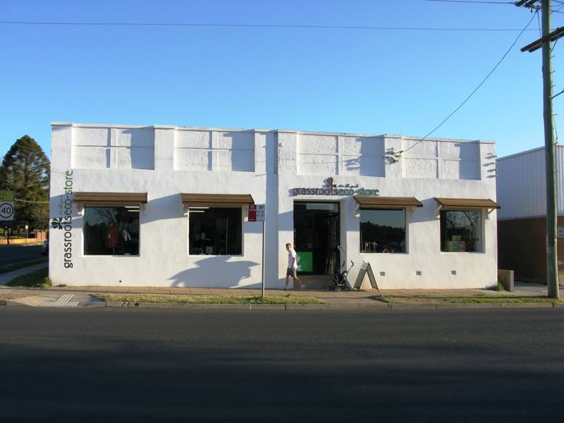 GREAT CORNER EXPOSURE ON BUSY STREET Picture 1