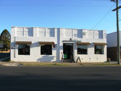 GREAT CORNER EXPOSURE ON BUSY STREET Picture GREAT CORNER EXPOSURE ON BUSY STREET Picture