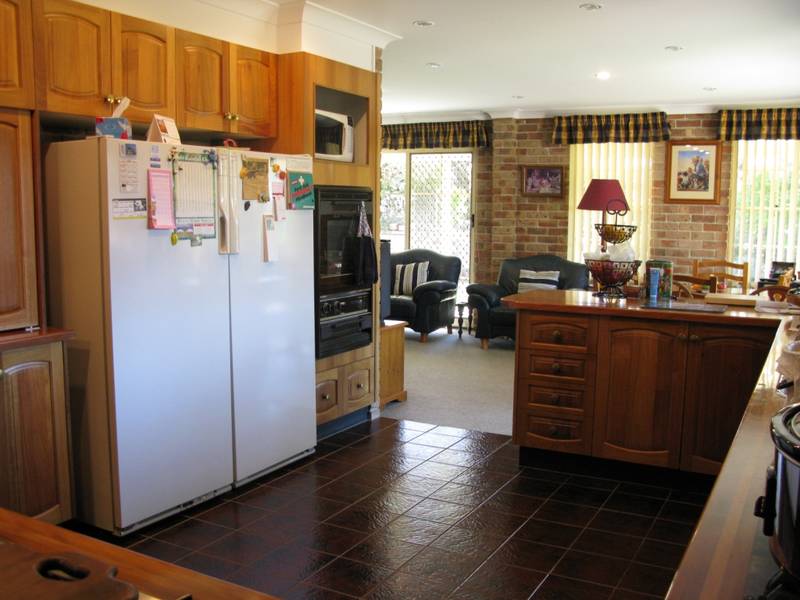 EXECUTIVE 'DRESS CIRCLE' HOME Picture 3